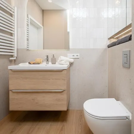 Wolczanska - Workspace & Balcony - By Rentujemy Apartment *